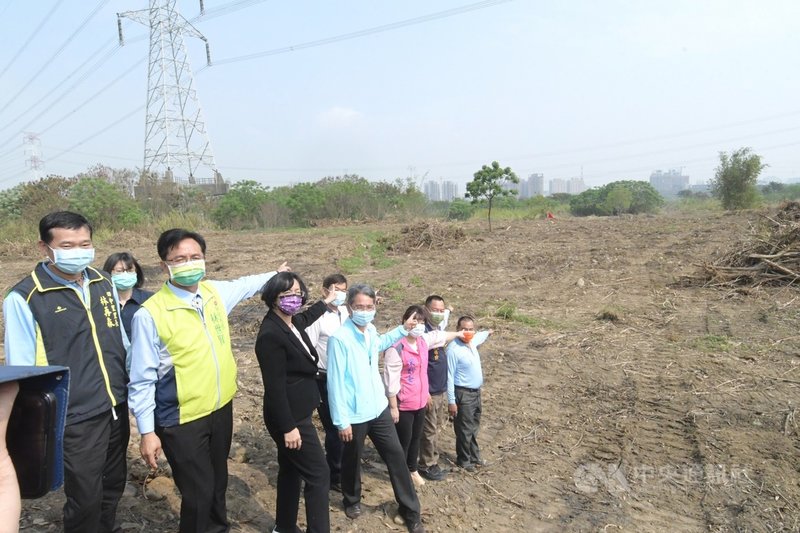 因應抗旱期間北彰化用水需求,水利署、台水公司在彰化市進行「烏溪伏流水工程」,預計5月7日完工,每天將增供約2萬公噸水源;彰化縣長王惠美(前排左3)等人26日到場視察進度。(彰化縣政府提供)中央社記者蕭博陽彰化縣傳真 110年3月26日