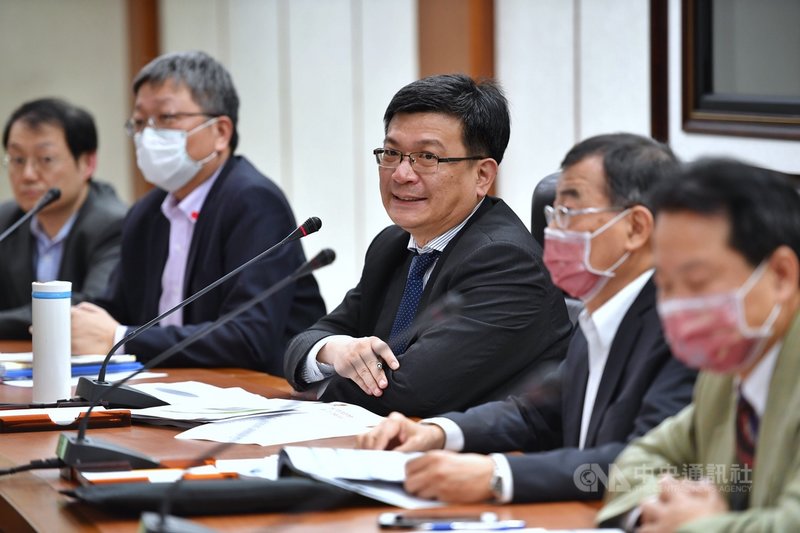 經濟部次長曾文生(中)26日在經濟部主持110年第1次電價費率審議會會後記者會,宣布今年4月至9月電價不調整,維持每度新台幣2.6253元。中央社記者王飛華攝 110年3月26日