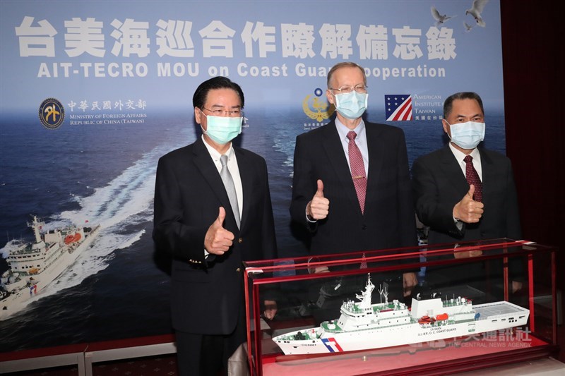外交部26日舉行「台美海巡合作瞭解備忘錄」宣布茶會,外交部長吳釗燮(左)、美國在台協會(AIT)處長酈英傑(Brent Christensen)(中)、海巡署長周美伍(右)出席,海巡署並贈送109年6月剛下水、4000噸級「嘉義艦」模型給酈英傑。中央社記者吳家昇攝 110年3月26日