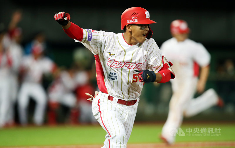 中華職棒32年天母棒球場首戰26日晚間登場,剛升上味全龍一軍的朱祥麟初登場,就演出生涯首安、首轟、首打點、首得分,助隊拿下主場首戰勝利。中央社記者張新偉攝 110年3月26日