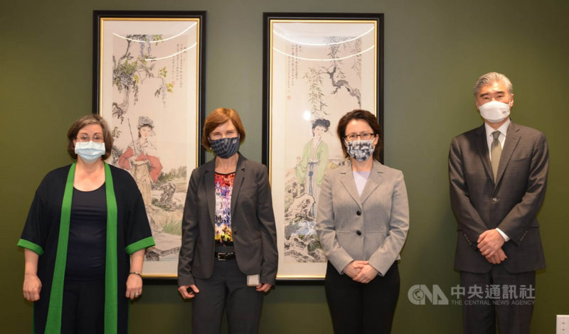(左起)美國在台協會執行理事藍鶯、美國海岸防衛隊國際事務處長卡塔爾多、駐美代表蕭美琴及美國國務院代理亞太助卿金成,25日共同參與美台海巡合作備忘錄簽署儀式。(駐美代表處提供)中央社記者徐薇婷華盛頓傳真 110年3月26日