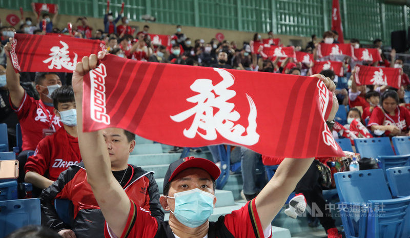 中職味全龍隊回歸後,26日晚間在主場天母棒球場與富邦悍將隊交手,現場湧進7566名觀眾,許多龍迷高舉布條為球隊加油,終場由味全龍以3比0奪勝。中央社記者張新偉攝 110年3月26日