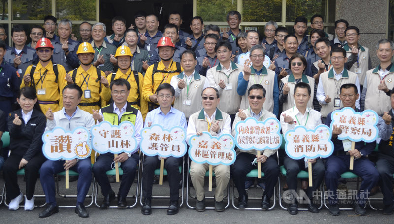 農委會主委陳吉仲(前左3)、林務局長林華慶(前左4 )與嘉義縣長翁章梁(前左2)26日到嘉義表揚阿里山大火救災人員,與協助滅火單位代表合影。中央社記者蔡智明攝 110年3月26日