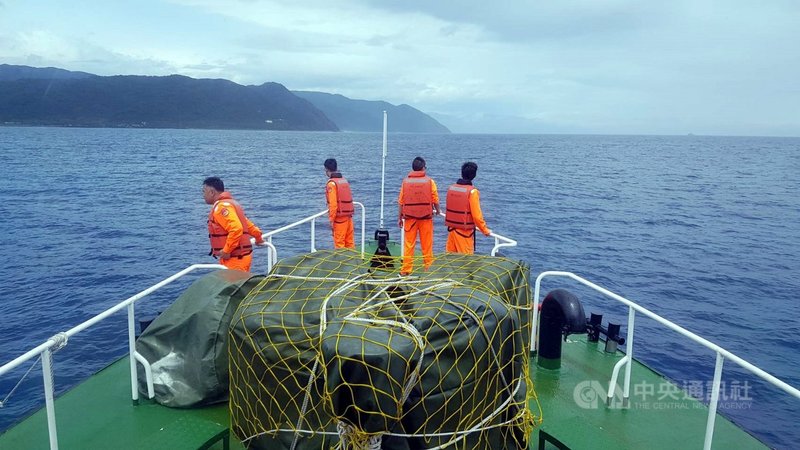 空軍2架F-5E戰機在空中擦撞墜落,搜救失聯飛官潘穎諄進入第5天,陸、海、空等搜救單位均尚未截獲飛行傘上URT-33所發射的求救訊號。(海巡提供)中央社記者盧太城台東傳真 110年3月26日