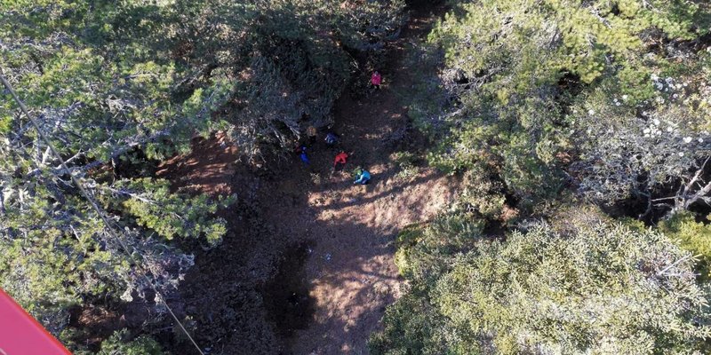 岳姓男子率7人登山隊從台東向陽入山爬新康山線,岳姓男子25日不慎摔落約50公尺深山谷,被隊友救起後無法行走;花蓮縣消防局請求空勤協助,26日順利吊掛岳男下山送醫。(花蓮縣消防局提供)中央社記者張祈傳真 110年3月26日