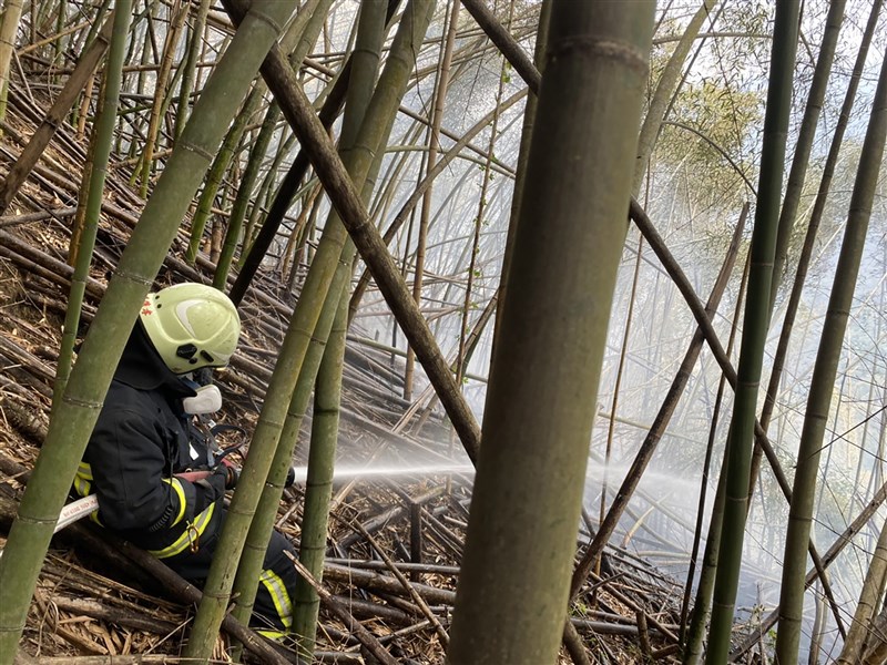 阿里山達邦公路邊坡26日再傳火警,嘉義林管處表示,初步瞭解冒濃煙的地點在日前火災起火點附近,位於大埔事業區第228、229林班,即阿里山公路(台18線)69公里處附近下方、169縣道達邦公路上方,消防人員趕赴現場全力灌救滅火。(嘉義縣消防局提供)中央社記者蔡智明傳真 110年3月26日