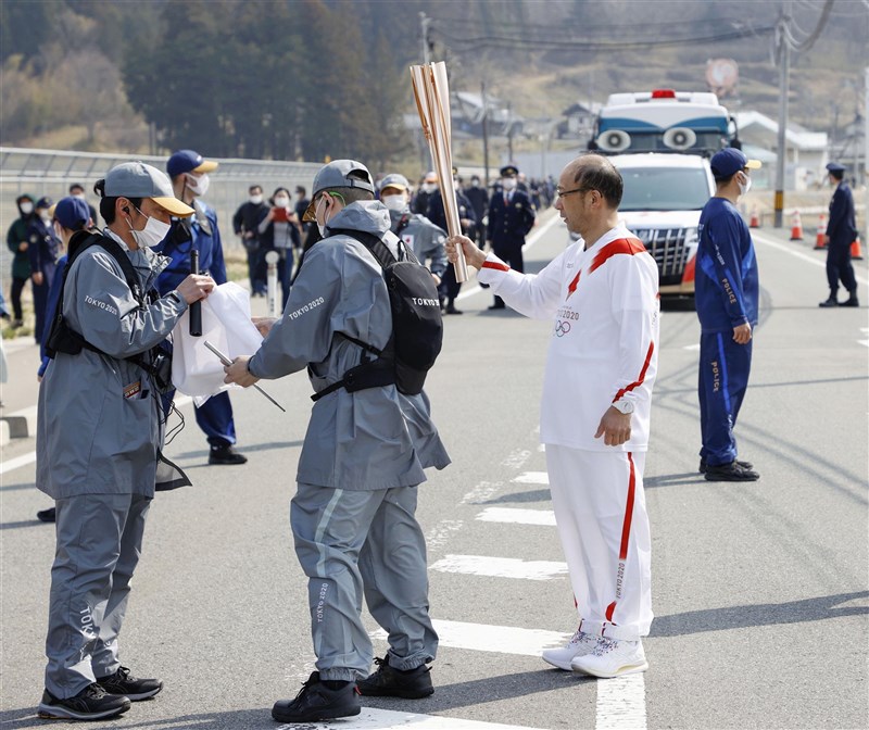 日本東京奧運聖火傳遞25日正式從福島縣起跑,26日在飯館村發生聖火熄滅狀況(圖),且非本屆第一次發生熄火。(共同社)