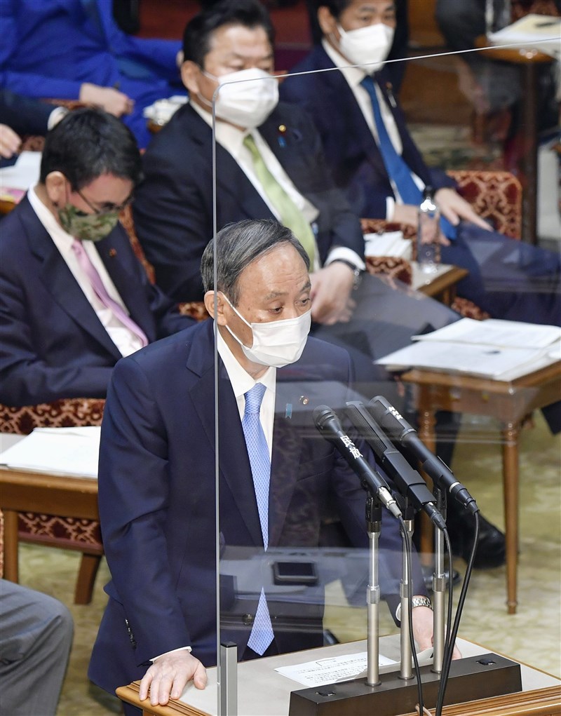 日本首相菅義偉(前)3月26日在參議院預算委員會答詢時表示,他4月出訪美國與美國總統拜登會談時,將邀請拜登出席東京奧運。(共同社)
