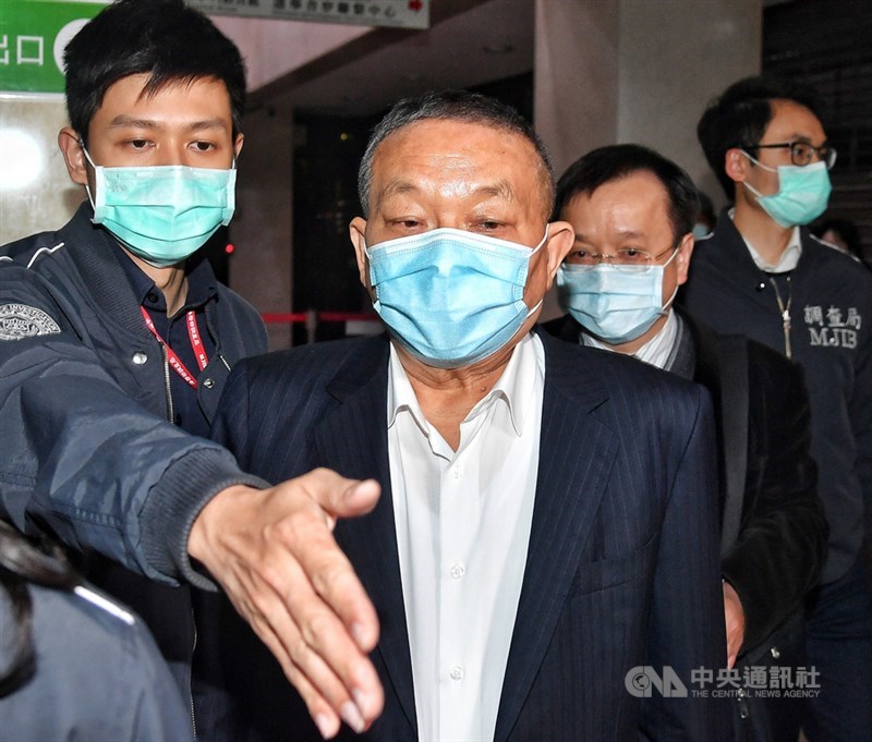 大洋僑果董事長陳清福（前中）等人被控業務侵占及逃漏稅約2億5000萬元。檢察官25日訊後諭令陳男200萬元交保，因深夜無法籌足保金，改180萬元交保。（中央社檔案照片）