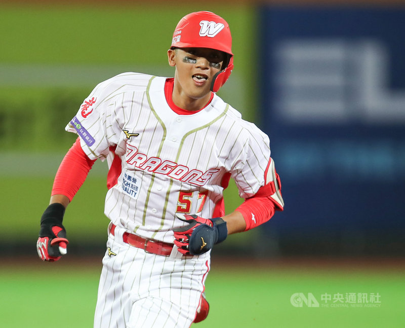 中職新軍味全龍隊26日晚間在天母主場首戰對上富邦悍將隊,8局下,龍隊朱祥麟轟出左外野方向陽春全壘打,帶有1分打點。中央社記者張新偉攝 110年3月26日
