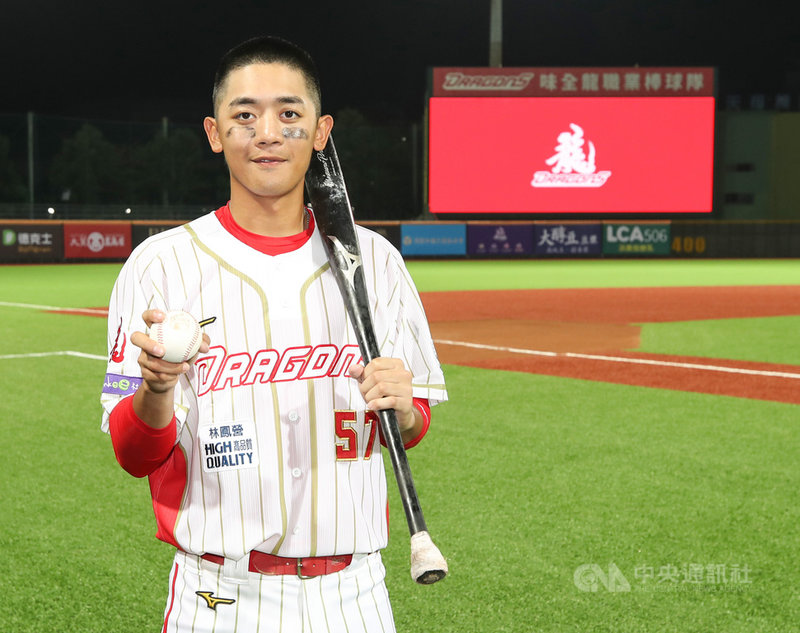 中職新軍味全龍隊26日進行天母主場首戰,對上富邦悍將隊,龍隊朱祥麟5局下敲出一軍首安,8局下敲出一軍首轟,賽後拿著首轟球合影。中央社記者張新偉攝 110年3月26日