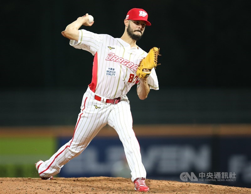 中職味全龍隊26日以3比0擊敗富邦悍將,天母主場首戰奪勝,先發投手布里悍(Jake Brigham)主投5.2局無失分,成為本季龍隊首名投滿5局的投手。中央社記者張新偉攝 110年3月26日