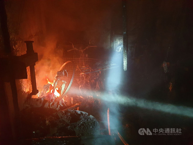 台中市神岡區大社街一棟透天厝27日凌晨發生火警,消防局獲報立即派員到場救援。(台中市消防局提供)中央社記者郝雪卿傳真 110年3月27日