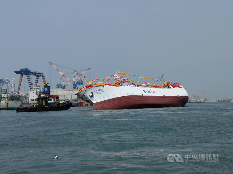 由三陽造船廠製造的新船「勝帆188號」27日上午舉行下水儀式時發生意外，船隻才剛推入水中馬上就傾斜，高港警巡邏艇發現後戒護船隻拖回造船廠，幸無人傷亡。（民眾提供）中央社記者洪學廣傳真 110年3月27日