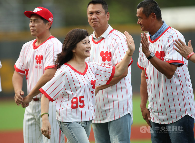前味全龍隊總教練徐生明2013年在天母比賽結束後過世,如今味全龍重返中職,又將天母當作主場,讓徐生明遺孀、「師母」謝榮瑤(前)感觸很多,同時也很高興能看到「小龍」們打出精神。中央社記者張新偉攝 110年3月27日