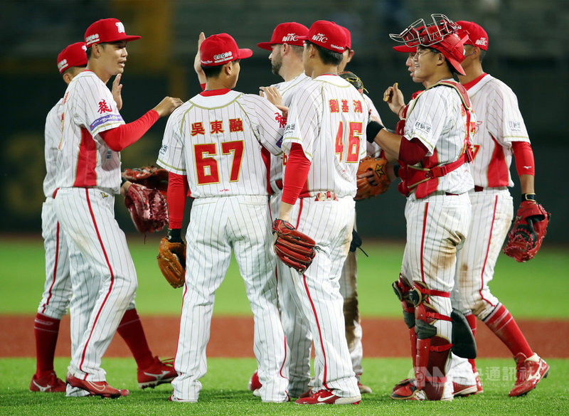 中職味全龍隊27日在天母主場以7比2擊敗富邦悍將隊,本季首度連勝,賽後選手在場中擊掌致意。中央社記者張新偉攝 110年3月27日