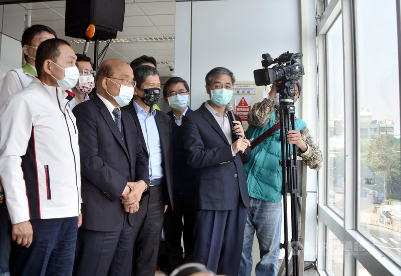 行政院長蘇貞昌(前左2)、文化部長李永得(前左3)、新北市長侯友宜(前左1)等人27日到新北捷運環狀線板橋站,視察位於新板橋車站特定區的文化部所有設施用地,並聆聽相關簡報。中央社記者黃旭昇新北攝 110年3月27日
