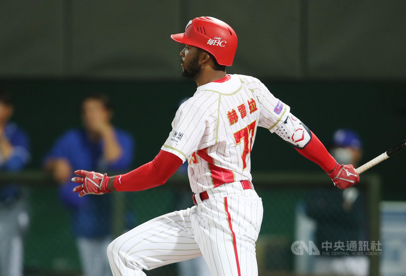 中職味全龍隊洋砲赫雷拉(Rosell Herrera)27日先發打第4棒,4打數敲出3支安打,包辦3分打點、跑回2分,也敲出個人中職生涯首發全壘打,助隊奪勝。 中央社記者張新偉攝 110年3月27日