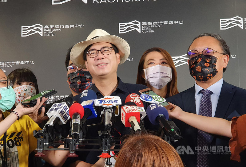 高雄流行音樂中心最大室內表演廳「海音館」27日進行滿載測試演出,高雄市長陳其邁(中)出席並表示,高流的落成對高雄港區發展具重大意義,同時也說自己這兩天也會參與「大港開唱」。中央社記者洪學廣攝 110年3月27日
