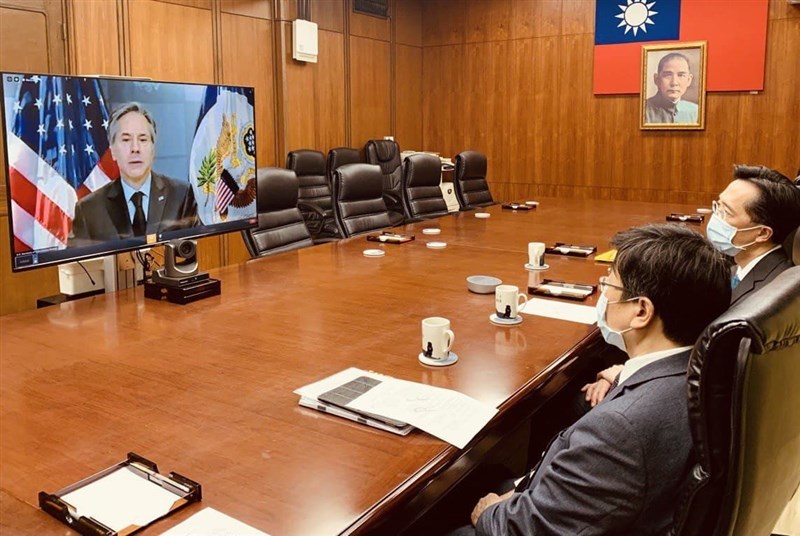 「強化非洲對抗伊波拉病毒韌性及應處」國際高階會議27日線上舉行。美國國務卿布林肯(螢幕中)出席致詞。(外交部提供)