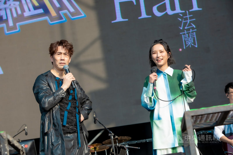 歌手羅時豐(左)與Fran法蘭(右)27日登上高雄「2021大港開唱」戶外舞台「南霸天」,兩人合唱多首經典歌曲,掀起現場高潮。(出日音樂提供)中央社記者王心妤傳真 110年3月27日