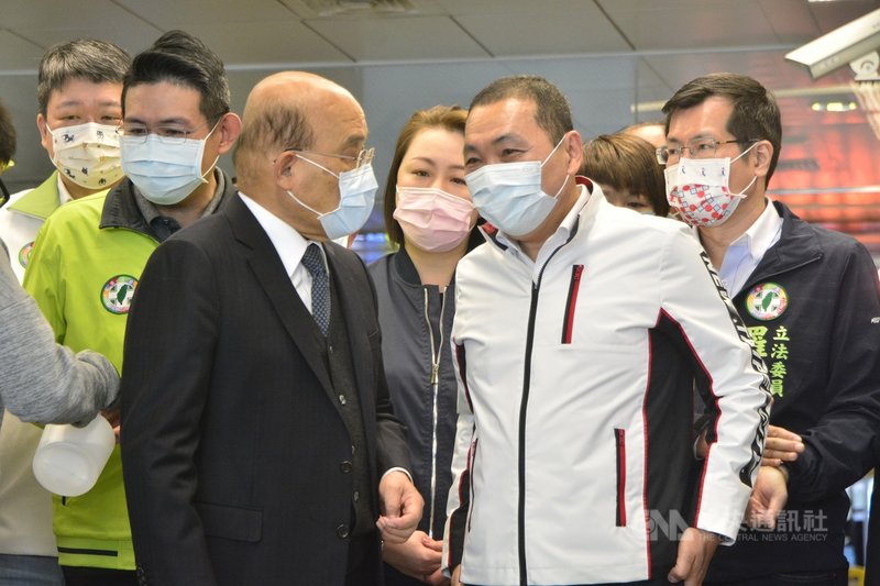 行政院長蘇貞昌(前左)27日在新北市視察新板特專三文化設施用地時受訪表示,任何疫苗都只有一個態度,維護國民健康第一,要買得到、符合世界標準及能合法進口;有注意、關注中國疫苗,只要符合這些標準,不因政治而有任何排斥。前右為新北市長侯友宜。中央社記者黃旭昇新北攝 110年3月27日