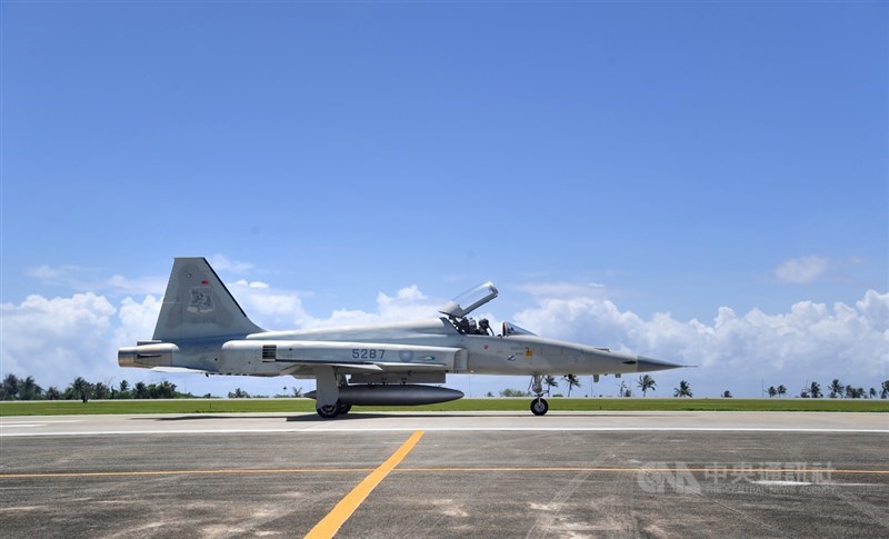 空軍2架F-5E戰機22日疑擦撞落海,造成1飛官殉職、1飛官失聯。(中央社檔案照片)