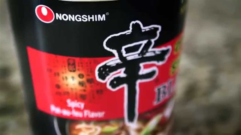 韓國泡麵巨擘農心集團創辦人辛春浩27日因病去世,該公司推出多項經典產品,風靡海內外,包括台灣賣場熱銷的「辛拉麵」(圖)。(圖取自農心網頁eng.nongshim.com)