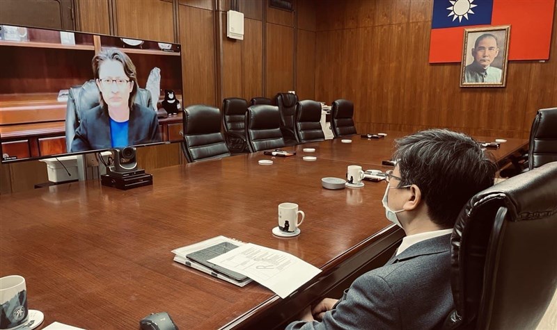 「強化非洲對抗伊波拉病毒韌性及應處」國際高階會議27日線上舉行。駐美代表蕭美琴(螢幕中)及衛生福利部疾病管制署長周志浩(右)應邀與會。(外交部提供)