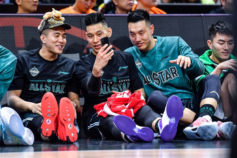 Nike等外商拒用新疆棉在中國引發抵制風暴,但中國體壇迄今靜悄悄,因為Nike是長期以來最大的贊助商。圖為2020年1月12日CBA全明星賽遼寧隊主力球星郭艾倫(左1)穿著Nike球鞋。(中央社檔案照片)
