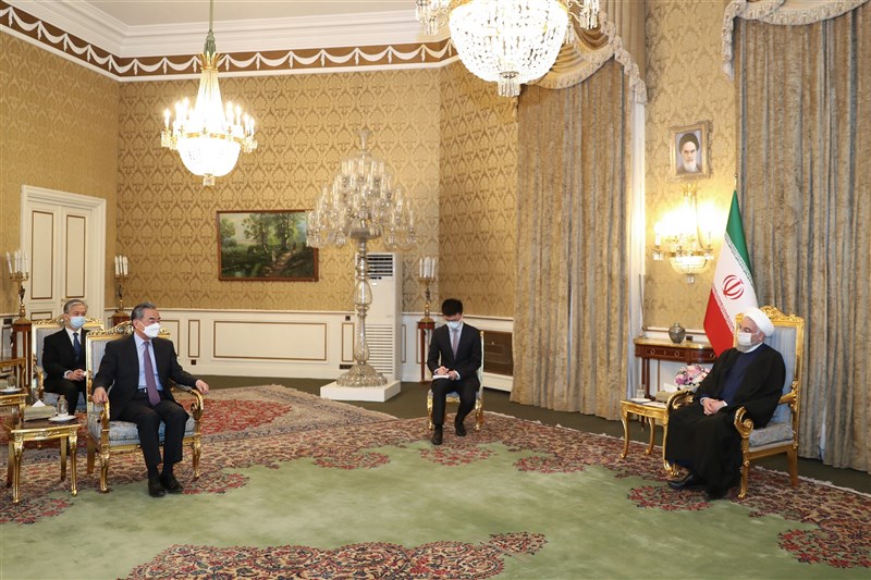 中國外交部長王毅(左2)27日會見伊朗總統羅哈尼(Hassan Rouhani,右1),並與伊朗外長簽署一項長達25年的合作協定。(安納杜魯新聞社)