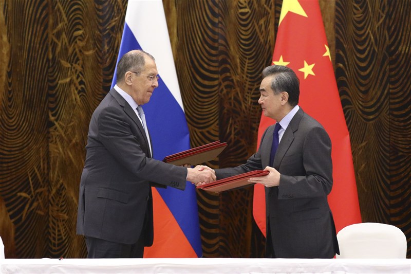 阿拉斯加會談後,中國外交部長王毅(右)會晤俄國外長拉夫羅夫(左),並出訪中東六國,有分析認為,北京正在組成全球統一戰線。(安納杜魯新聞社)