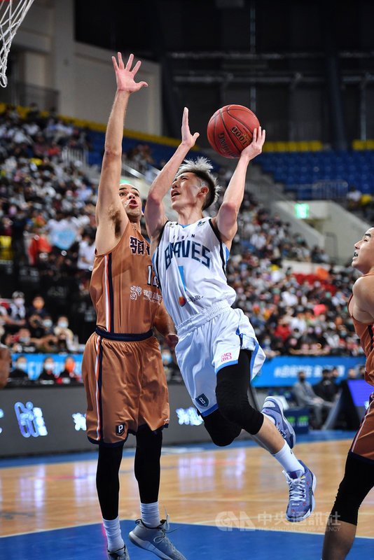 P. LEAGUE+職籃聯盟台北富邦勇士隊27日晚間在主場迎戰桃園領航猿隊,終場由富邦勇士以109比93奪勝,其中林書緯(白衣)全場貢獻15分6助攻。中央社記者王飛華攝 110月3月27日