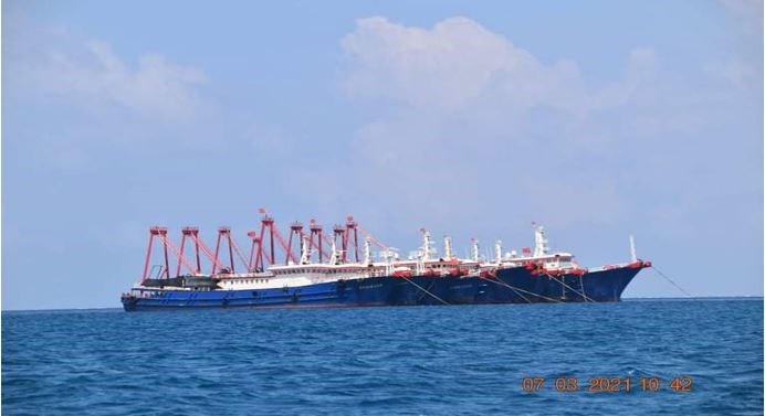 200多艘中國船隻持續集結於南海牛軛礁附近,引發菲律賓強烈不滿,有專家表示,這項部署已至少一年。(圖取自twitter.com/pcooglobalmedia)