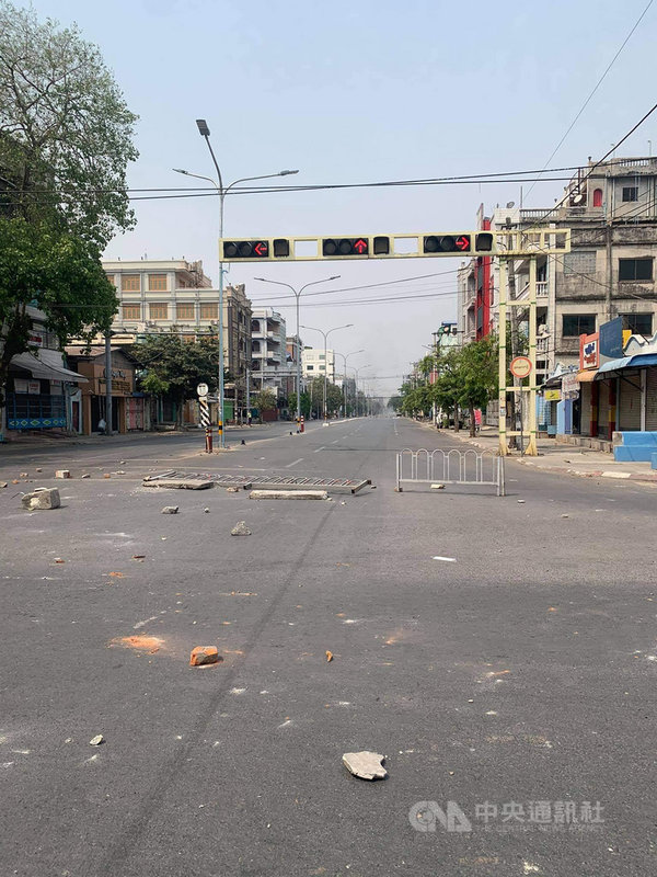 27日是緬甸軍人節,民眾上街抗議遭到軍警強力鎮壓。圖為衝突後空無一人的瓦城街頭。(緬甸民眾Marina提供)中央社記者呂欣憓曼谷傳真 110年3月27日