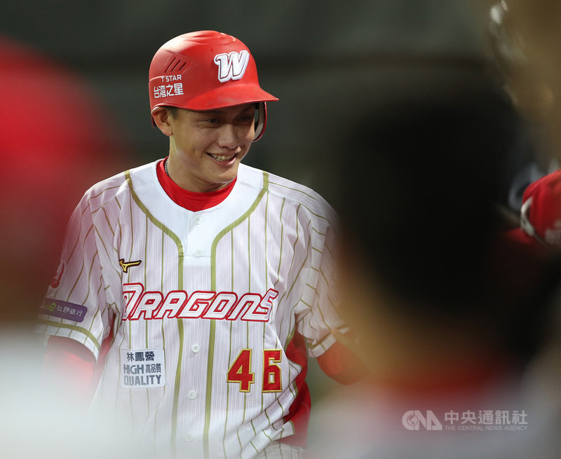 年僅20歲的味全龍隊劉基鴻是2019年龍隊狀元郎,27日在天母主場敲出職棒生涯首轟,助球隊首度取得連勝,同時也是生涯首度獲選為MVP。中央社記者張新偉攝 110年3月27日