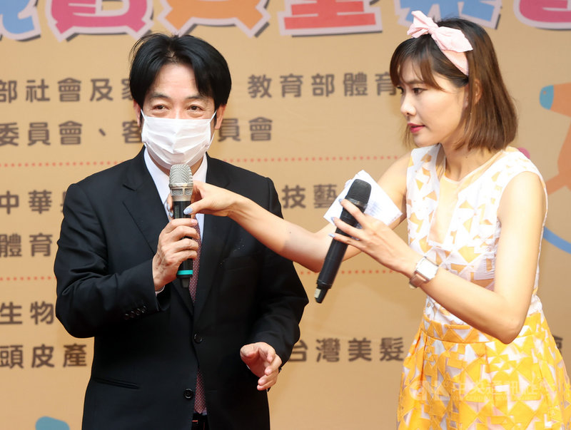 「2021總統府歲末聯歡-親親寶貝童樂會」28日在總統府南苑舉行,副總統賴清德(左)致詞表示,政府責無旁貸地站在第一線,編列預算、提出對策,針對各個不同領域的身心障礙者給予幫助。中央社記者鄭傑文攝 110年3月28日