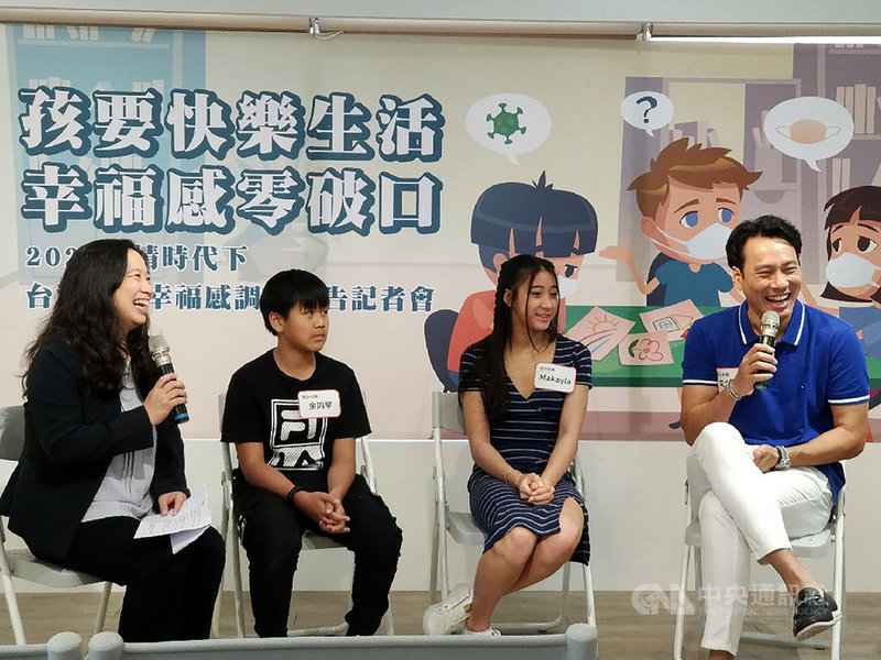 兒童福利聯盟28日舉辦「2021疫情時代下台灣兒童幸福感調查報告」記者會,兒福聯盟執行長白麗芳(左)與藝人艾力克斯(右起)、Makayla父女檔進行座談。中央社記者張雄風攝 110年3月28日
