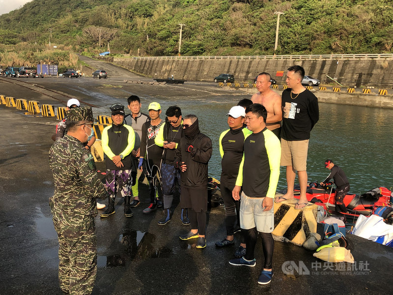 搜救在屏東牡丹旭海上空墜海失蹤的F-5E戰機飛官潘穎諄,28日進入第7天,嘉義水上摩托車協會遠從嘉義到屏東滿州鄉海域協助搜尋,出發前軍方說明。(軍方提供)中央社記者郭芷瑄傳真 110年3月28日