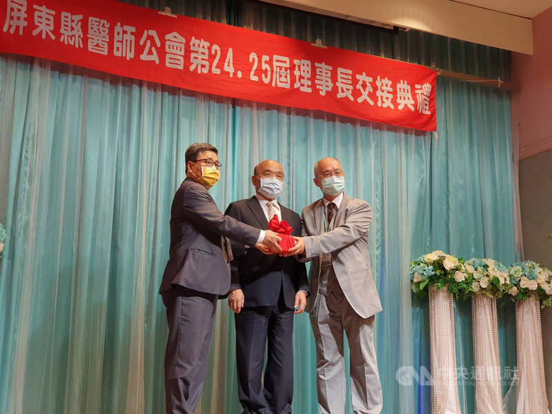 屏東醫師公會理事長28日交接,新理事長江俊逸(右)是行政院長蘇貞昌表弟,蘇貞昌(中)擔任印信監交人。中央社記者郭芷瑄攝 110年3月28日