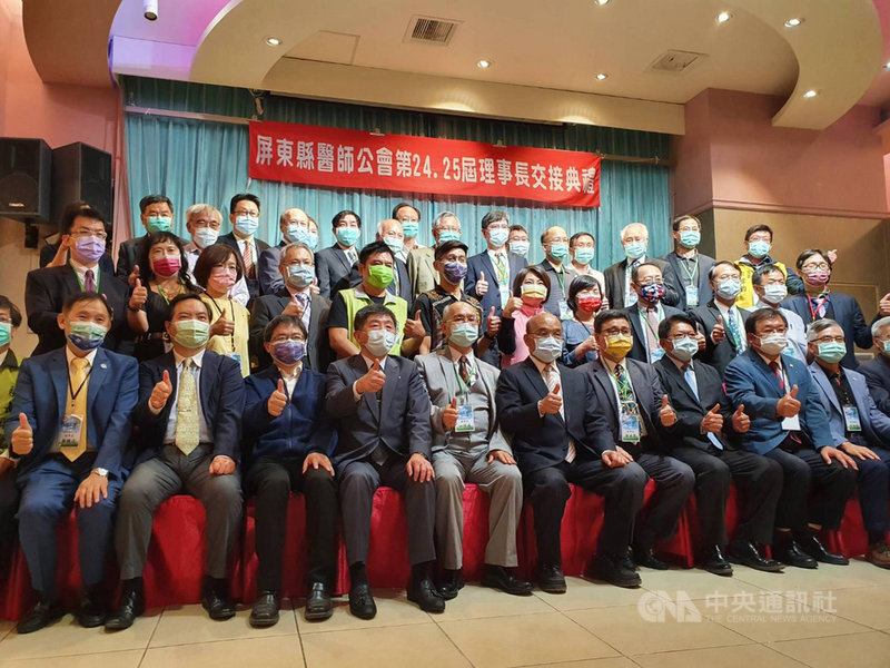 屏東醫師公會理事長28日交接,新理事長江俊逸(左5)是行政院長蘇貞昌(左6)表弟,蘇貞昌到場感謝武漢肺炎(2019冠狀病毒疾病,COVID-19)疫情期間,醫護人員在全國各地照顧民眾。中央社記者郭芷瑄攝 110年3月28日