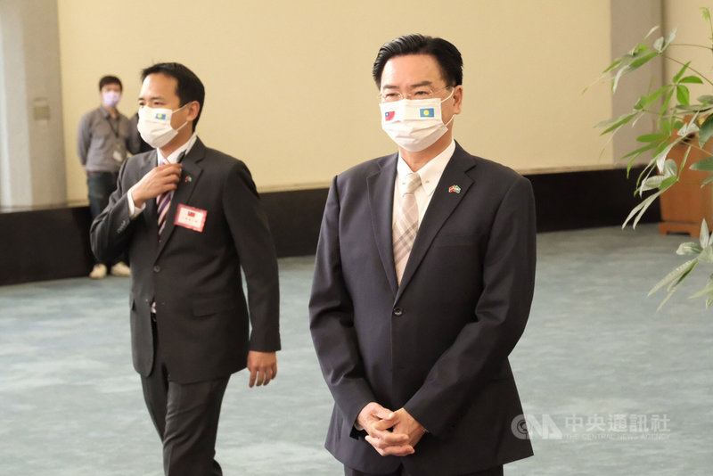 帛琉總統惠恕仁28日率領訪問團搭機抵台,外交部長吳釗燮(右)率領相關人員前往桃園國際機場迎接訪問團,訪問團成員與接機人員都戴上印有台灣及帛琉雙方國旗的特製口罩,彰顯雙方深厚情誼。中央社記者吳睿騏桃園機場攝 110年3月28日