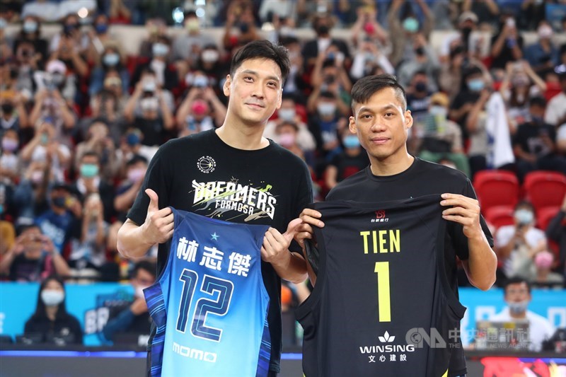 台灣職籃聯盟P. LEAGUE+(簡稱PLG)福爾摩沙台新夢想家球星田壘即將卸下戰袍,28日夢想家交手台北富邦勇士,賽後「少俠」田壘(左)與富邦勇士「野獸」林志傑(右)交換球衣留念。中央社記者王騰毅攝 110年3月28日