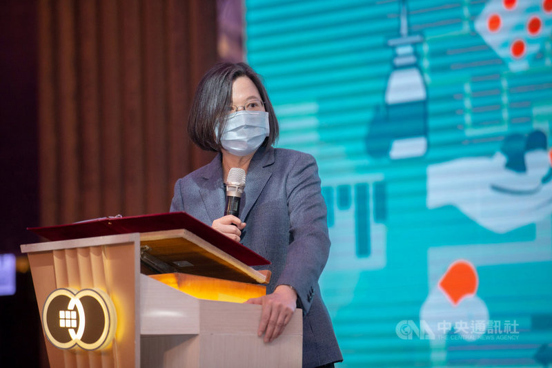 總統蔡英文28日出席新北市藥師公會第三、四屆理事長交接典禮,感謝藥師在這一年多來幫忙守住疫情的防線。(總統府提供)中央社記者葉素萍傳真 110年3月28日
