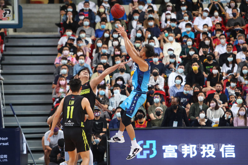 台灣職業籃球聯盟P. LEAGUE+(簡稱PLG)福爾摩沙台新夢想家28日對上台北富邦勇士,日前宣布本季結束後退役的夢想家「少俠」田壘(後左)與富邦勇士「野獸」林志傑(右)在球場上交手,「俠獸對決」戲碼讓全場氣氛沸騰。中央社記者王騰毅攝 110年3月28日