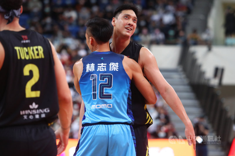 台灣職業籃球聯盟P. LEAGUE+(簡稱PLG)福爾摩沙台新夢想家球星田壘(中後)日前宣布本季結束後退役,台北富邦勇士28日在主場台北和平籃球館迎戰夢想家,富邦勇士林志傑(中前)與田壘擁抱致意。中央社記者王騰毅攝 110年3月28日
