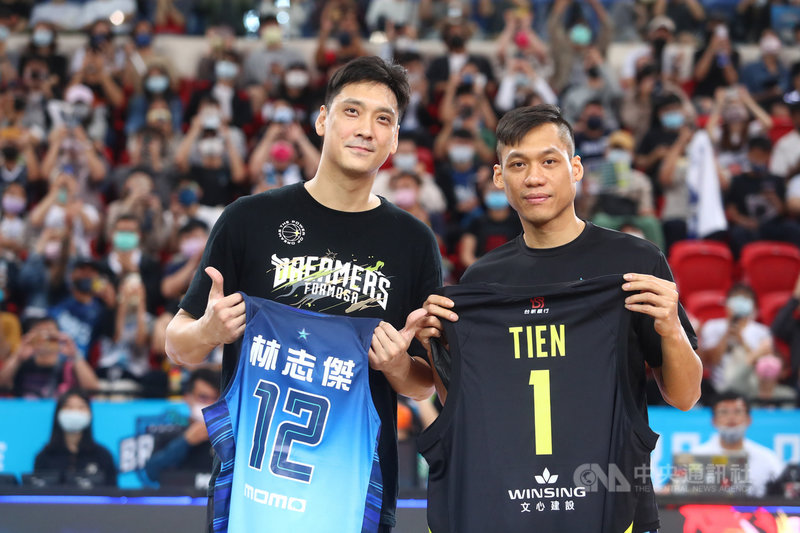 台灣職籃聯盟P. LEAGUE+(簡稱PLG)福爾摩沙台新夢想家球星田壘即將卸下戰袍,28日夢想家交手台北富邦勇士,賽後「少俠」田壘(左)與富邦勇士「野獸」林志傑(右)交換球衣留念。中央社記者王騰毅攝 110年3月28日