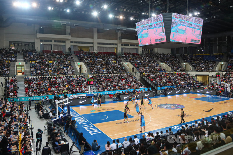 台灣職籃聯盟P. LEAGUE+(簡稱PLG)福爾摩沙台新夢想家球星田壘即將卸下戰袍,28日夢想家在台北和平籃球館交手台北富邦勇士,吸引滿場球迷到場觀賽。中央社記者王騰毅攝 110年3月28日