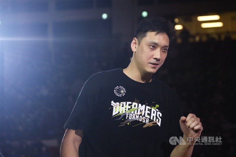 台灣職業籃球聯盟P. LEAGUE+(簡稱PLG)福爾摩沙台新夢想家球星田壘將卸下戰袍,28日夢想家對上台北富邦勇士的賽事,田壘睽違許久重返先發陣容。中央社記者王騰毅攝 110年3月28日