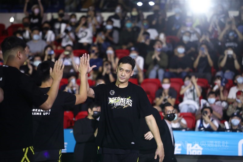 台灣職籃聯盟P. LEAGUE+(簡稱PLG)福爾摩沙台新夢想家球星田壘(中)將卸下戰袍,28日夢想家對上台北富邦勇士的賽事,田壘重返先發陣容,一出場引起球迷熱情歡呼。中央社記者王騰毅攝 110年3月28日